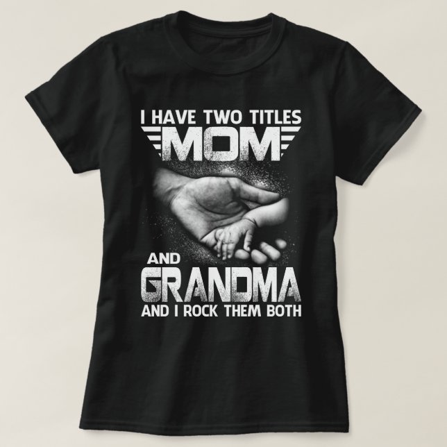 Camiseta Eu Tenho Dois Títulos MÃE E Vovó E Eu Os Rodo (Frente do Design)
