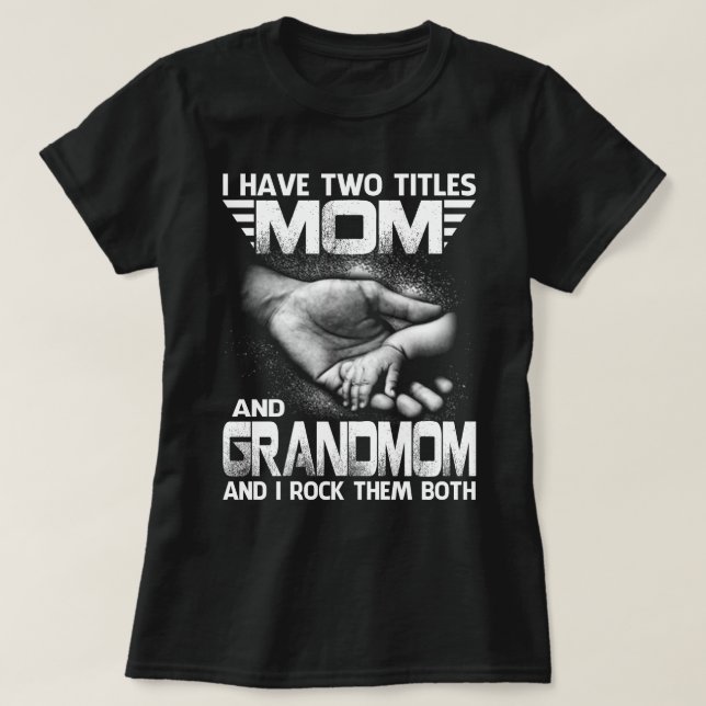 Camiseta Eu Tenho Dois Títulos MÃE E Vovó E Eu Os Rodo (Frente do Design)