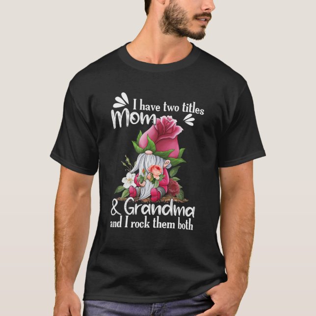 Camiseta Eu Tenho Dois Títulos MÃE E Vovó Rosa Gnomo Mothe (Frente)