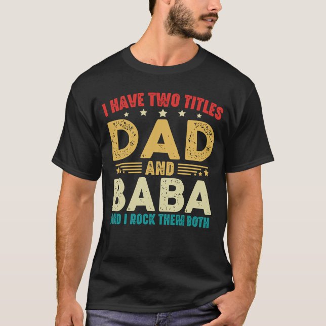 Camiseta Eu Tenho Dois Títulos Pai E Dia de os pais Baba (Frente)