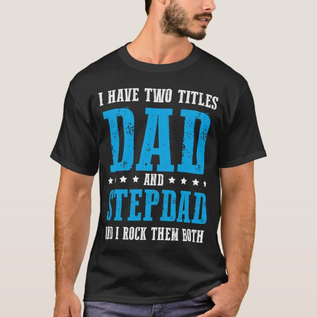 Camiseta Eu Tenho Dois Títulos Pai E Padrasto E Eu Balanço  (Frente)