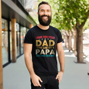 Camiseta Eu Tenho Dois Títulos Pai E Papá Dia de os pais En