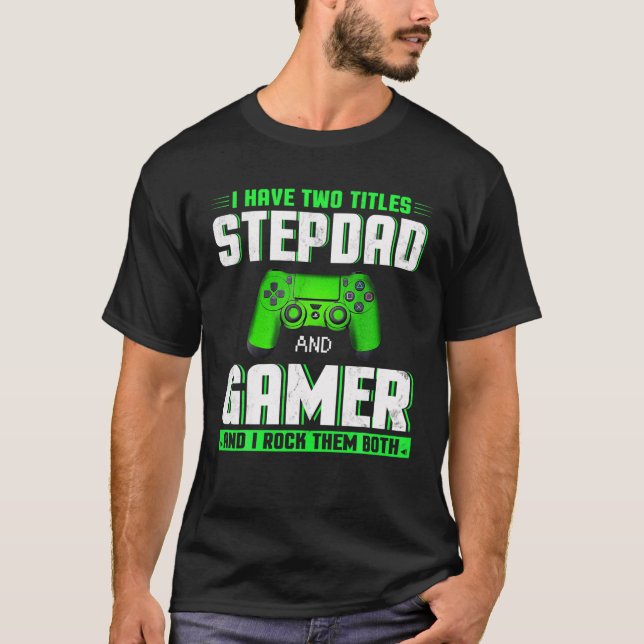 Camiseta Eu tenho dois títulos: Stepdad e Gamer Happy Padre (Frente)