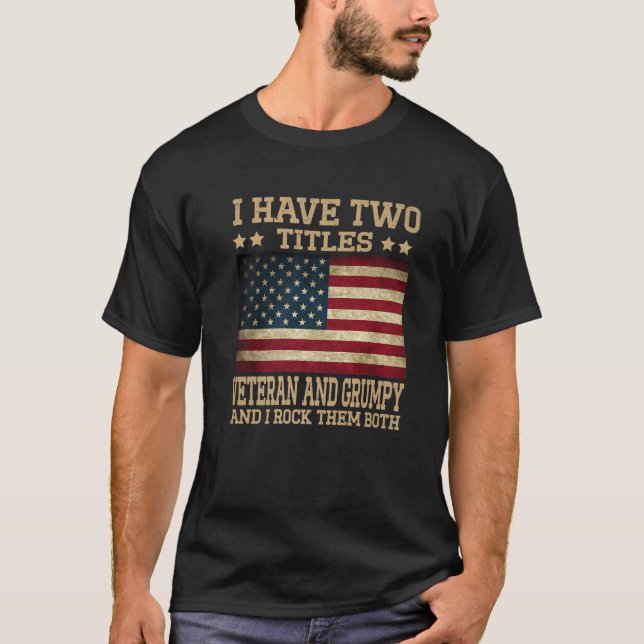 Camiseta Eu Tenho Dois Títulos Veteranos E Engraçados Com O (Frente)