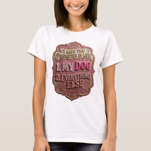 CAMISETA EU TENHO DUAS PRIORIDADES NA VIDA 1 MEU CÃO 2 TUDO