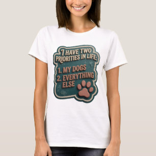 CAMISETA EU TENHO DUAS PRIORIDADES NA VIDA 1 MEUS CÃES 2 SE