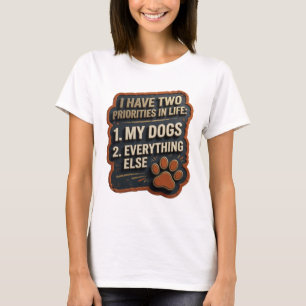CAMISETA EU TENHO DUAS PRIORIDADES NA VIDA 1 MEUS CÃES 2 TU