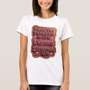 CAMISETA EU TENHO DUAS PRIORIDADES NA VIDA 1 MEUS CÃES 2 TU
