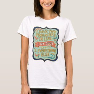 CAMISETA EU TENHO DUAS PRIORIDADES NA VIDA 1 MEUS CÃES 2 TU
