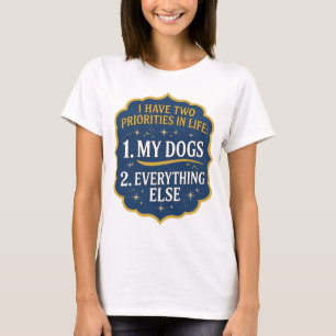 CAMISETA EU TENHO DUAS PRIORIDADES NA VIDA 1 MEUS CÃES 2 TU