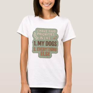CAMISETA EU TENHO DUAS PRIORIDADES NA VIDA 1 MEUS CÃES 2 TU
