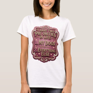 CAMISETA EU TENHO DUAS PRIORIDADES NA VIDA 1 MEUS CÃES 2 TU
