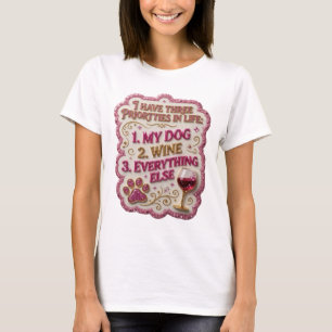 CAMISETA EU TENHO TRÊS PRIORIDADES NA VIDA 1 MEU CÃO 2 VINH