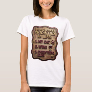 CAMISETA EU TENHO TRÊS PRIORIDADES NA VIDA 1 MEU GATO 2 VIN