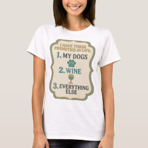 CAMISETA EU TENHO TRÊS PRIORIDADES NA VIDA 1 MEUS CÃES 2 VI