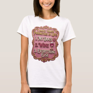 CAMISETA EU TENHO TRÊS PRIORIDADES NA VIDA 1 MEUS CÃES 2 VI