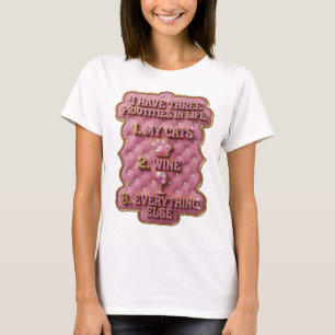 CAMISETA EU TENHO TRÊS PRIORIDADES NA VIDA 1 MEUS GATOS 2 V
