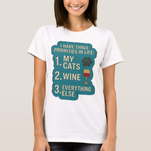 CAMISETA EU TENHO TRÊS PRIORIDADES NA VIDA 1 MEUS GATOS 2 V