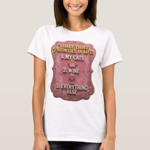 CAMISETA EU TENHO TRÊS PRIORIDADES NA VIDA 1 MEUS GATOS 2 V