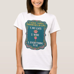 CAMISETA EU TENHO TRÊS PRIORIDADES NA VIDA 1 MEUS GATOS 2 V