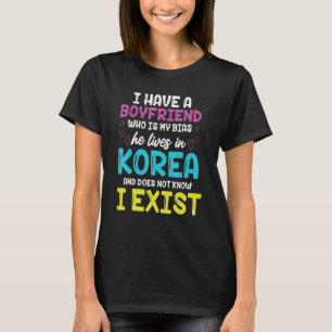Camiseta Eu tenho um namorado ele mora na Coreia ele não sa