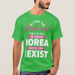 Camiseta Eu Tenho Um Namorado Que É O Meu Viés Que Ele Mora