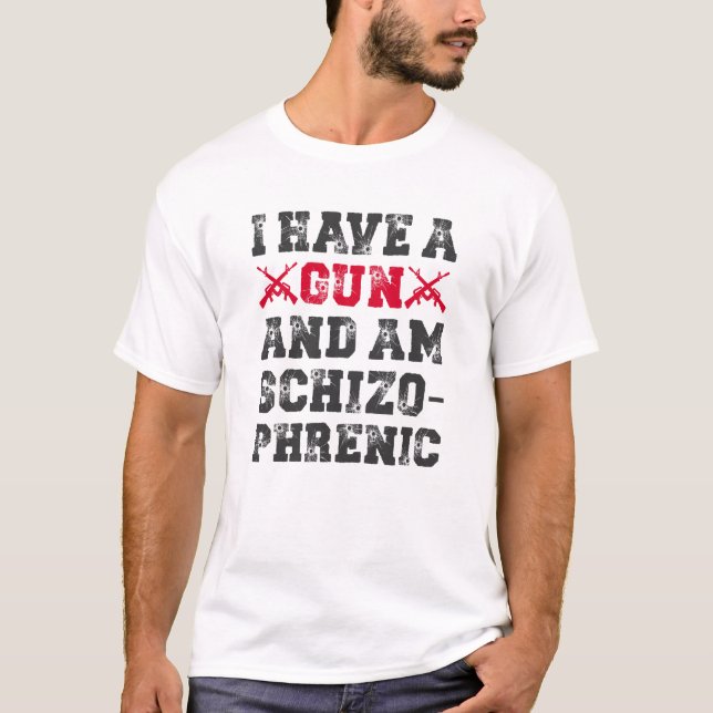 Camiseta Eu Tenho Uma Arma E Sou Esquizofrênico (Frente)