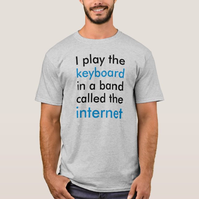 Camiseta Eu toco o teclado numa banda chamada Internet. (Frente)