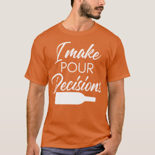 Camiseta Eu Tomo Decisões Engraçadas Vinho Por Cima Citação