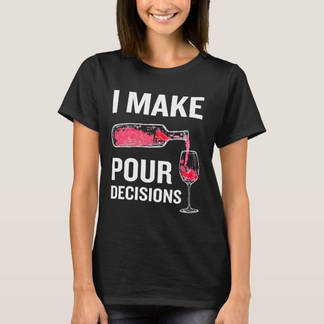 Camiseta Eu Tomo Decisões Pour Álcool Pun Vinho (Frente)