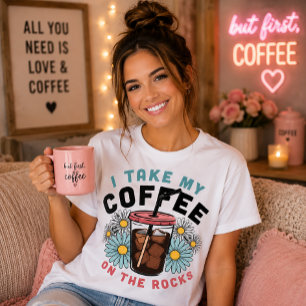 Camiseta Eu Tomo Meu Café Nas Rochas Iced Brew Daisy