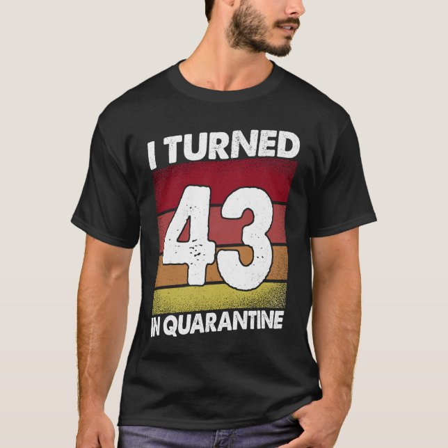 Camiseta Eu Tornei-Me 43 Na Quarentena 2020 43 Anos 43º B (Frente)