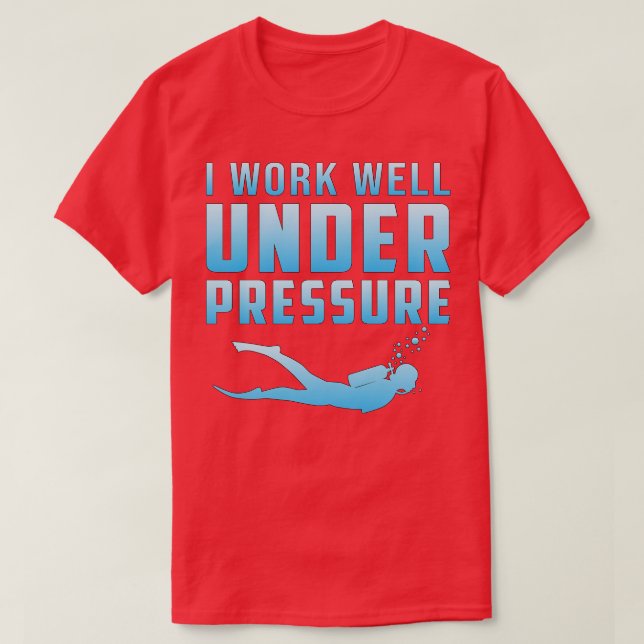Camiseta Eu Trabalho Bem Sob Pressão Scuba Mergulhando Dive (Frente do Design)