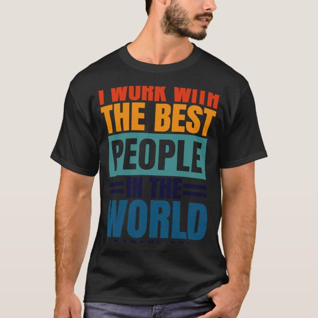 Camiseta Eu Trabalho Com A Melhor Apreciação Dos Funcionári (Frente)