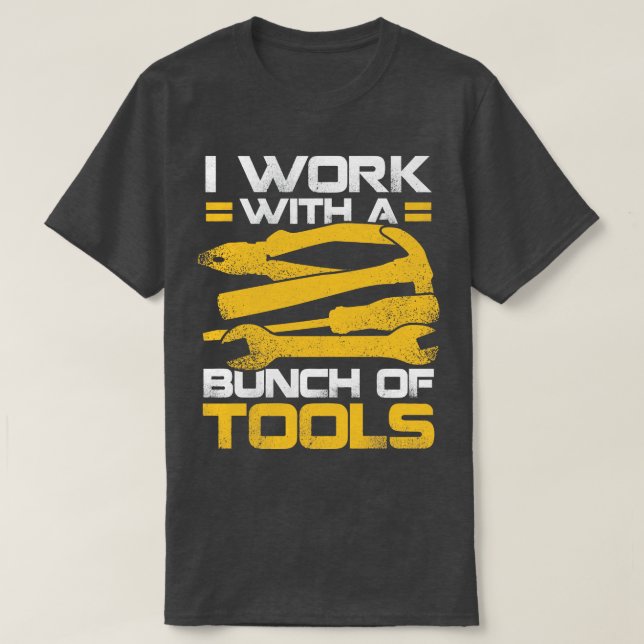 Camiseta Eu Trabalho Com Um Monte De Ferramentas (Frente do Design)