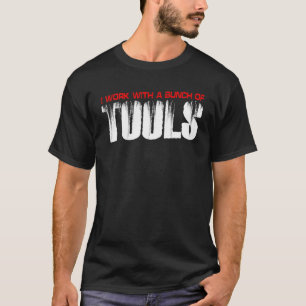 Camiseta Eu Trabalho Com Um Monte De Ferramentas