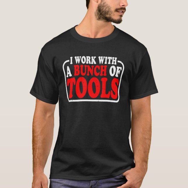 Camiseta Eu Trabalho Com Um Monte De Ferramentas (Frente)