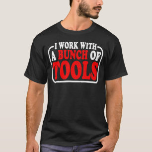 Camiseta Eu Trabalho Com Um Monte De Ferramentas