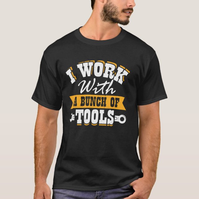 Camiseta eu trabalho com um monte de ferramentas (Frente)