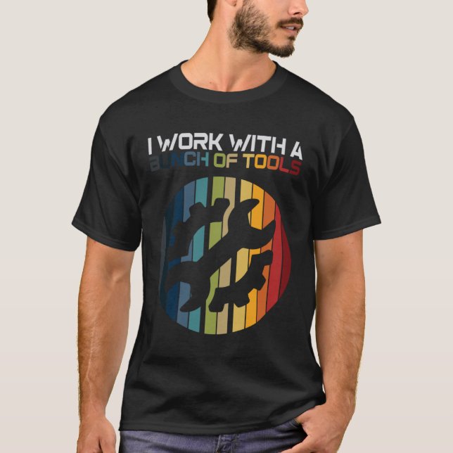 Camiseta Eu Trabalho Com Um Monte De Ferramentas Mecânicas (Frente)