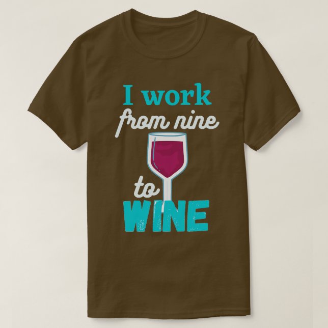 Camiseta Eu trabalho de nove para o vinho (Frente do Design)