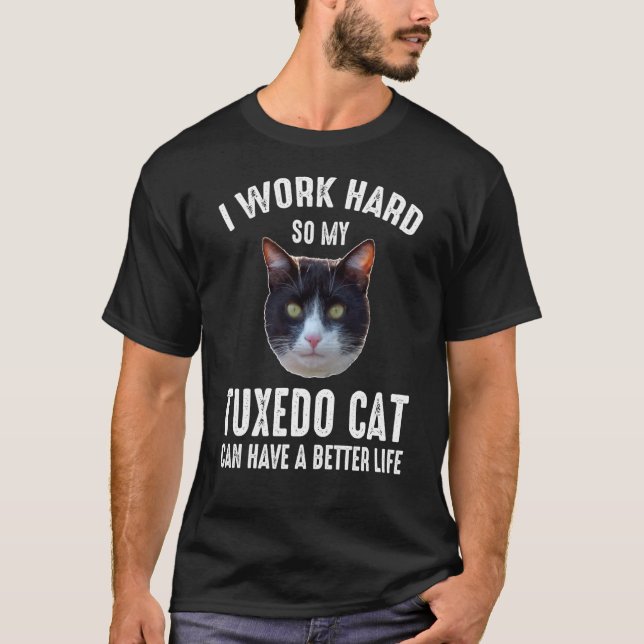 Camiseta Eu Trabalho Duro Para Que Meu Gato Tuxedo Possa Te (Frente)