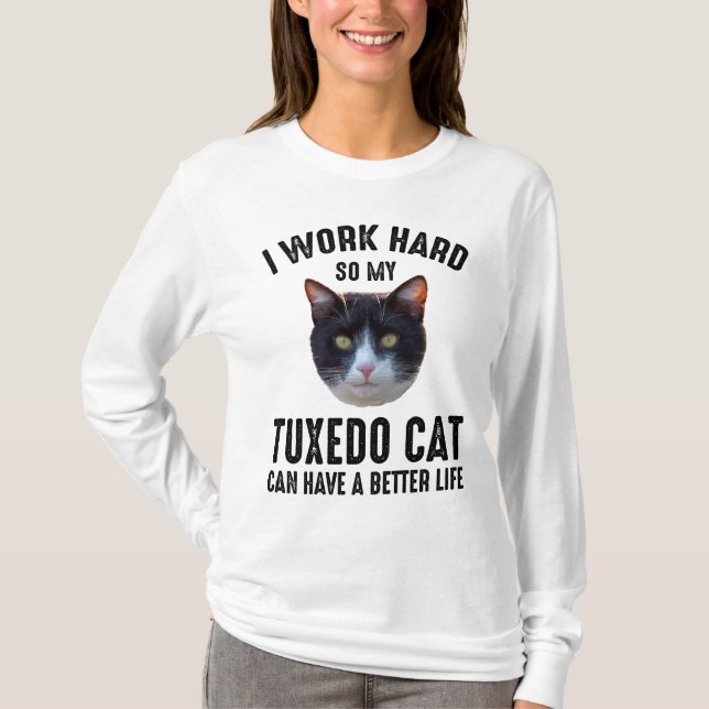 Camiseta Eu Trabalho Duro Para Que Meu Gato Tuxedo Tenha Um (Frente)