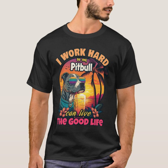 Camiseta Eu trabalho duro para que meu pitbull possa viver  (Frente)