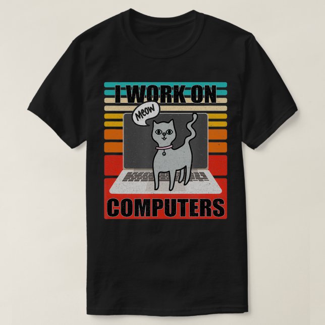 Camiseta Eu trabalho em computadores distraindo Cat em fund (Frente do Design)