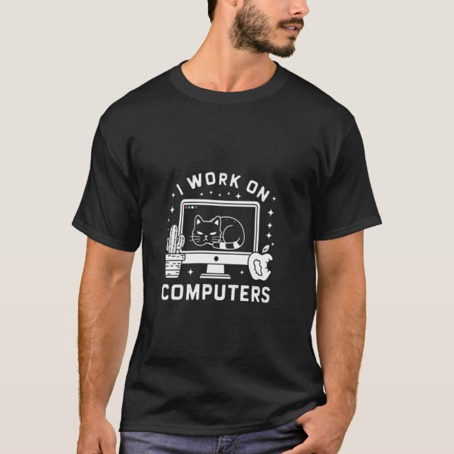 Camiseta Eu Trabalho em Computadores Engraçado Cute Tech Co (Frente)