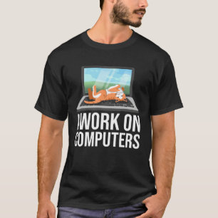 Camiseta Eu Trabalho Em Computadores Gato Deitado No Teclad