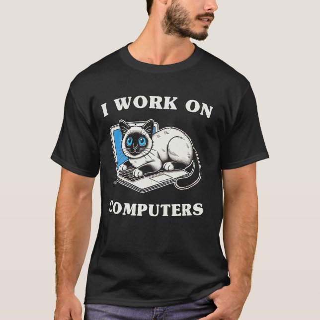 Camiseta Eu Trabalho Em Computadores Gato Siames Divertido (Frente)