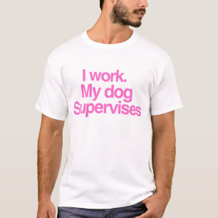 Camiseta Eu Trabalho, Meu Cachorro Supervisiona - Cachorro