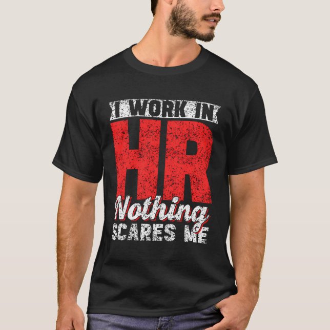 Camiseta Eu Trabalho Nela Nada Me Assusta Com Recursos Huma (Frente)